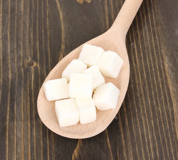 Λευκή ζάχαρη σε κουτάλι σε ξύλινα φόντο — Φωτογραφία Αρχείου