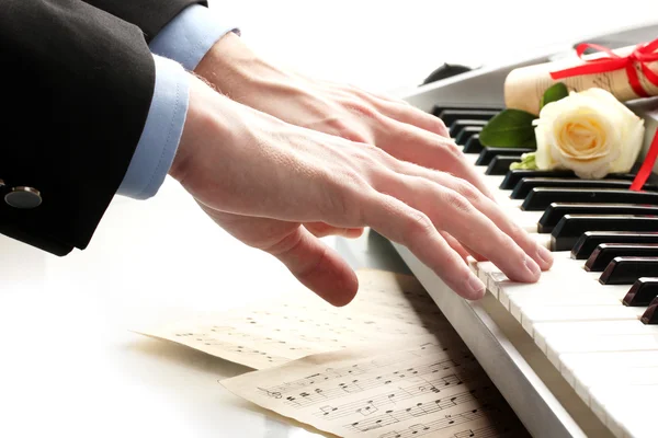Manos del hombre tocando el piano —  Fotos de Stock