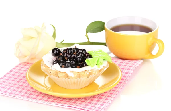 Söt tårta med kopp te isolerad på vit — Stockfoto