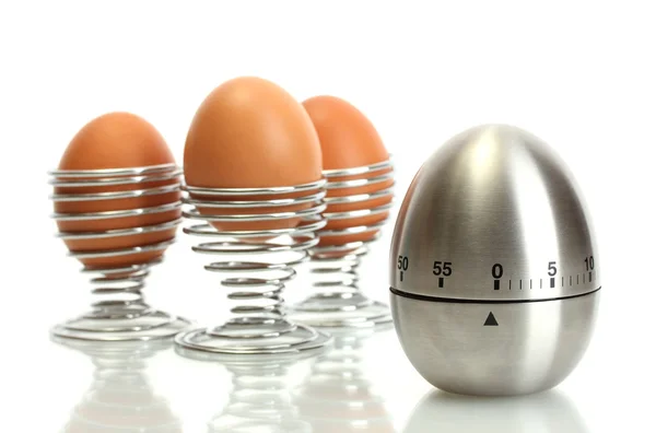 Eieruhr und Ei in Metallständer isoliert auf weiß — Stockfoto