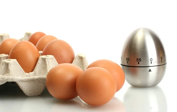 Jaja w pole i timer jajko na białym tle — Zdjęcie stockowe