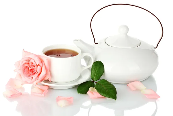 Theepot en kopje thee met roos geïsoleerd op wit — Stockfoto