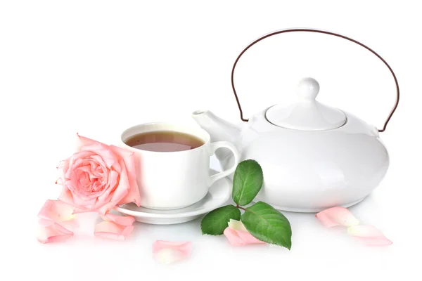 Tetera y taza de té con rosa aislada sobre blanco — Foto de Stock