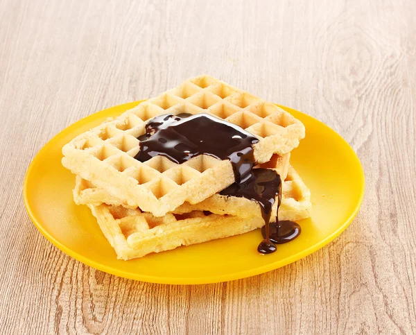 Ahşap zemin üzerinde plaka üzerinde çikolata lezzetli waffle — Stok fotoğraf
