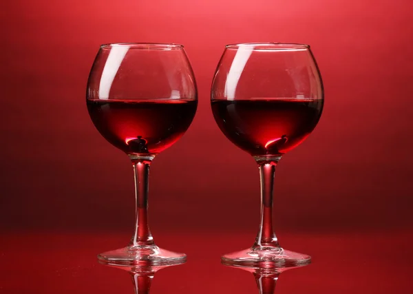 Lunettes de vin sur fond rouge — Photo