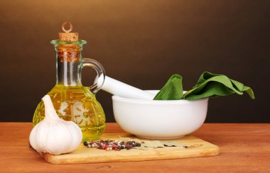 malzemeler ve baharat kahverengi zemin ahşap masada yemek pişirmek için