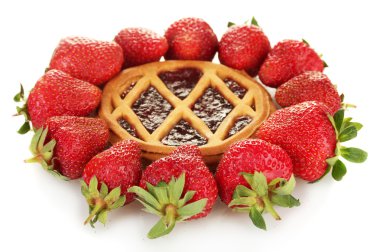 beyaz izole çilek ile süslenmiş tart