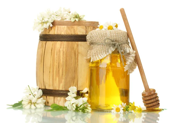 Miel dulce en barril y tarro con flores de acacia aisladas en blanco — Foto de Stock