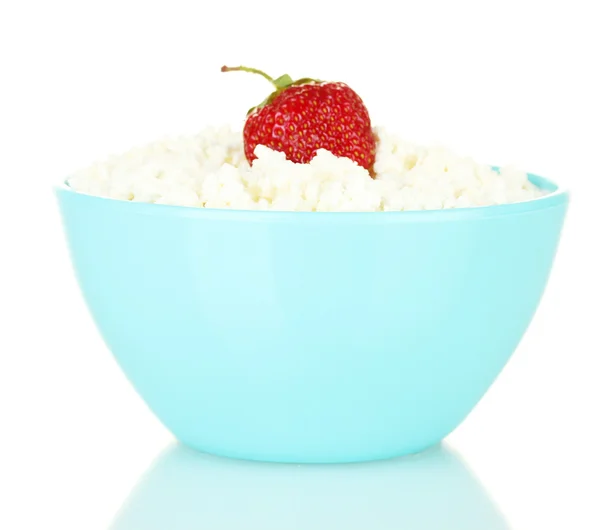 흰색 절연 파란색 그릇에 딸기와 코 티 지 치즈 — 스톡 사진