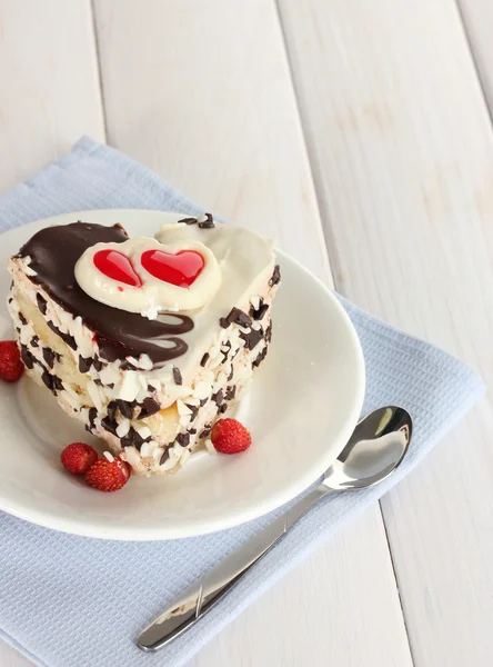 Sladký dort s čokoládou na štítku na dřevěný stůl — Stock fotografie