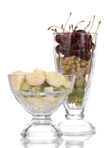 Frutti misti e bacche in bicchieri isolati su bianco — Foto Stock