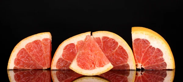 Skivad grapefrukt isolerade på svart — Stockfoto