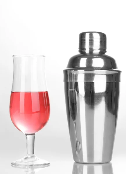 Savoureux cocktail rose isolé sur blanc — Photo