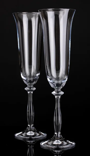 Vasos vacíos para champán aislado en negro — Foto de Stock