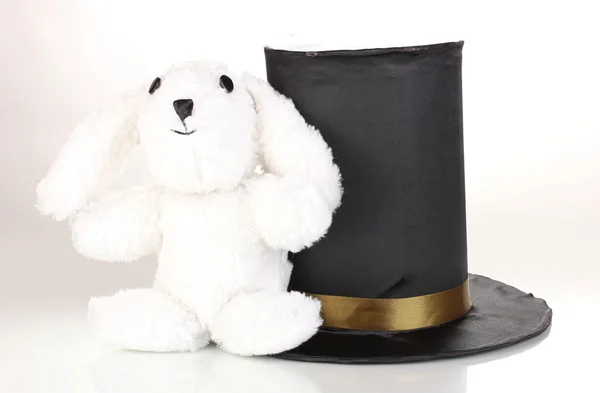 Coniglietto e cilindro nero isolato su bianco — Foto Stock