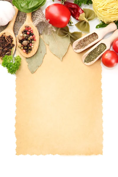 Papier für Rezepte, Gemüse und Gewürze, isoliert auf weiß — Stockfoto