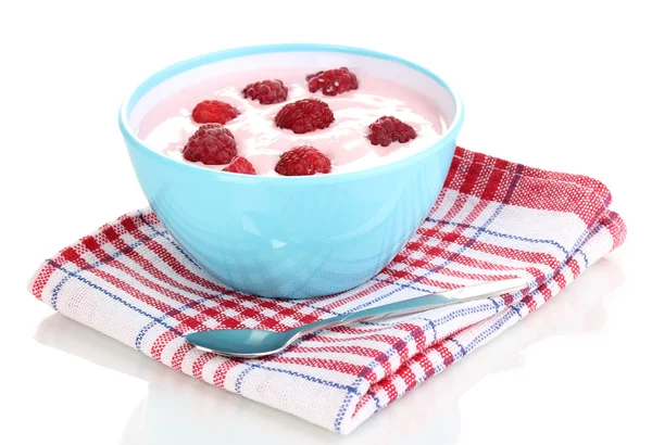 Yogurt con lamponi isolati su bianco — Foto Stock