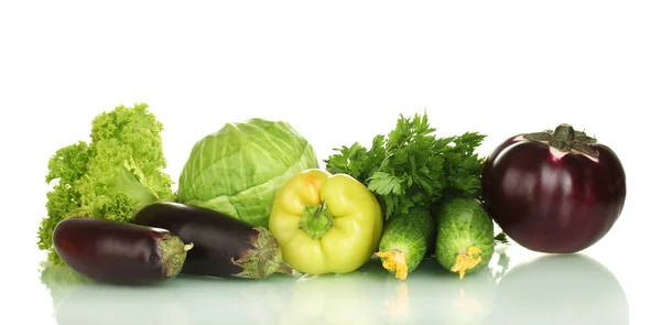 Цветные свежие овощи изолированы на белом — стоковое фото