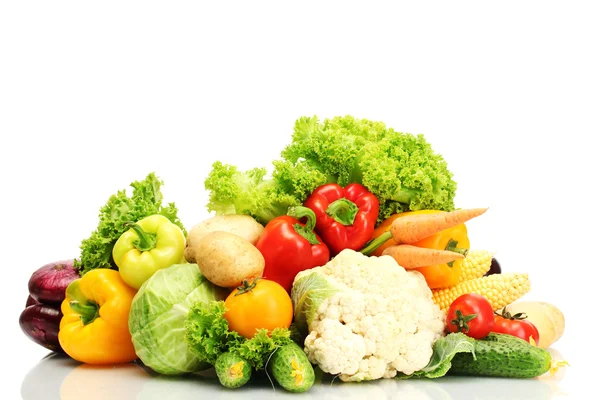Свежие овощи изолированы на белом — стоковое фото