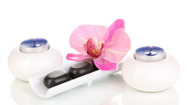 Pierres de spa avec fleur d'orchidée et bougies isolées sur blanc — Photo