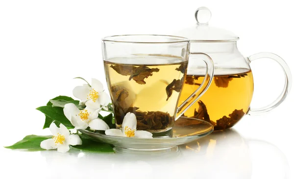 Green tea with jasmine in cup and teapot isolated on white — Stock Photo, Image