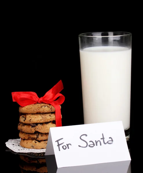 Vaso de leche y galletas aisladas en negro —  Fotos de Stock