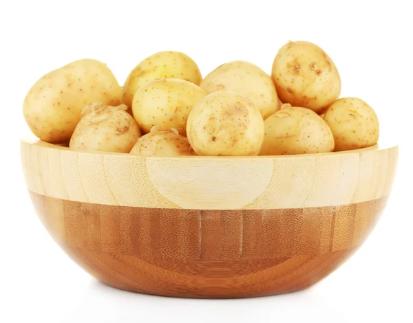 Jeunes pommes de terre dans un bol en bois isolé sur blanc — Photo