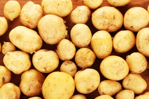 Aardappelen op de tabel achtergrond close-up — Stockfoto