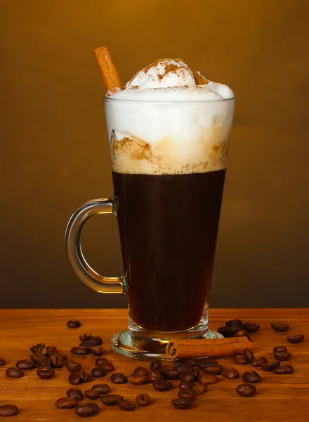 Kahve kahverengi zemin üzerine kahve çekirdekleri ile kokteyl cam — Stok fotoğraf