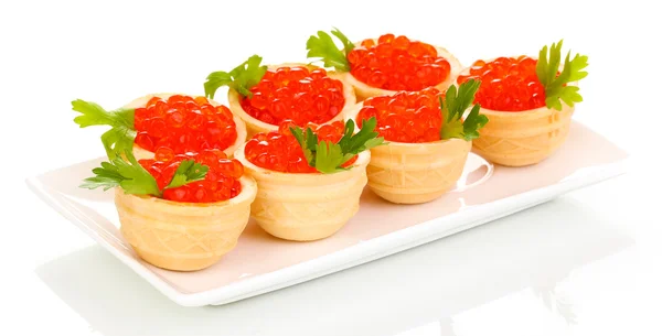 Caviar rouge en tartelettes sur plaque blanche isolé sur blanc — Photo