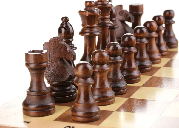 Scacchiera con pezzi di scacchi isolati su bianco — Foto Stock