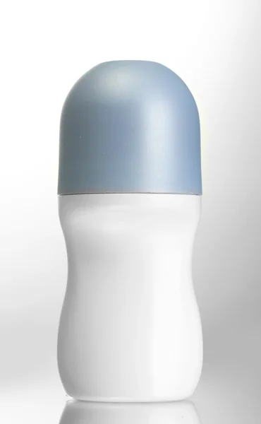 Desodorante sobre fondo azul — Stok fotoğraf
