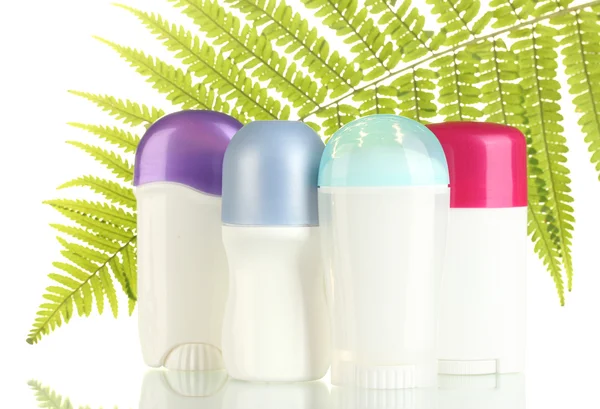 Yeşil yaprak üzerinde beyaz izole deodorantlar — Stok fotoğraf