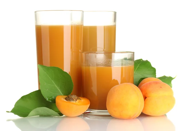 Tre glas av aprikos juice och aprikoser med leaf isolerad på vit — Stockfoto