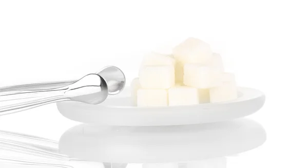 Zuckerwürfel in Untertasse isoliert auf weiß — Stockfoto