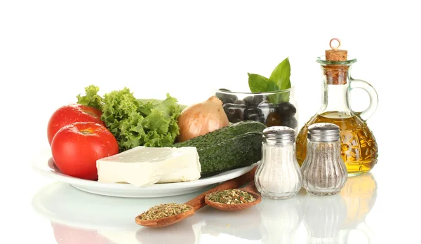 Beyaz arka plan üzerinde izole Yunan salatası için malzemeler — Stok fotoğraf