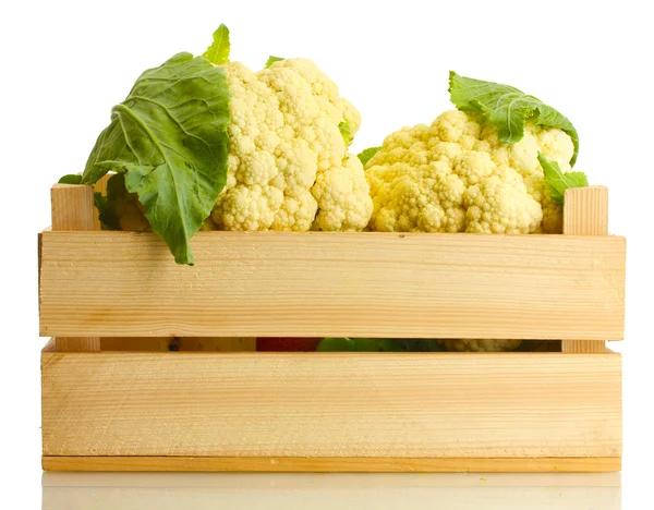 新鲜花椰菜在木盒上白色隔离 — 图库照片