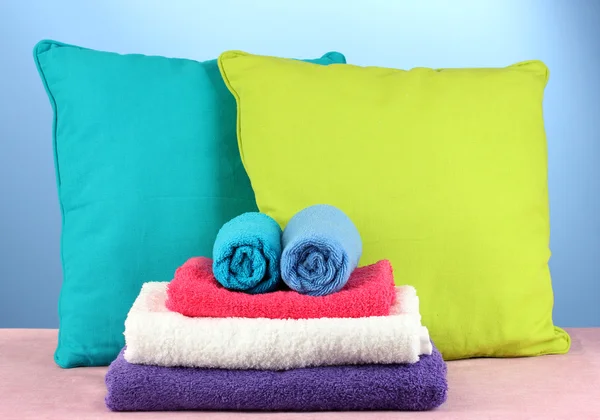 枕と青色の背景にタオル — ストック写真