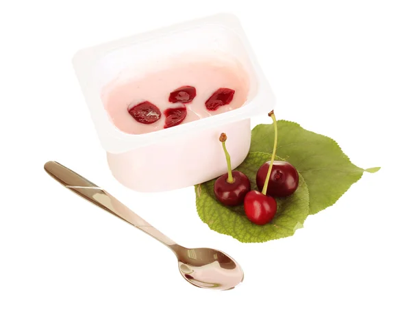 Joghurt cseresznyével elszigetelt fehér — Stock Fotó