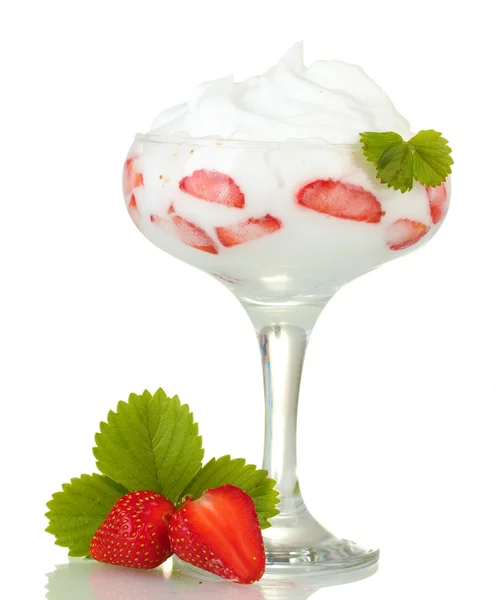 Rijpe aardbeien met crème op wit wordt geïsoleerd glas Stockfoto