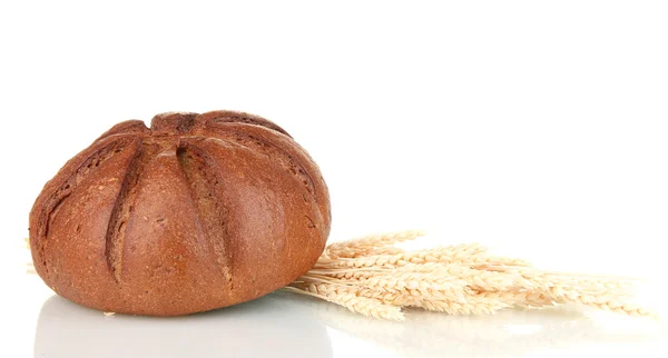 Домашній цілий хліб ізольований на білому тлі — стокове фото