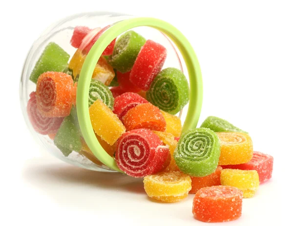 Cukierki kolorowe galaretki w szklanym słoju na białym tle — Zdjęcie stockowe