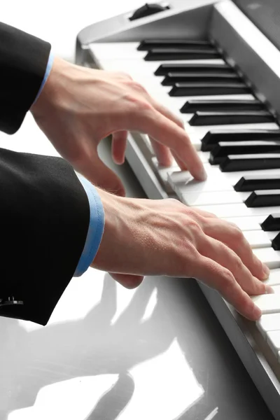 Mãos de homem tocando piano — Fotografia de Stock