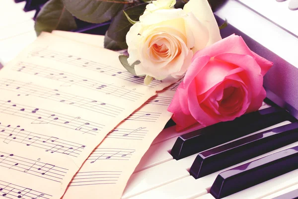 Sfondo tastiera pianoforte con rose — Foto Stock