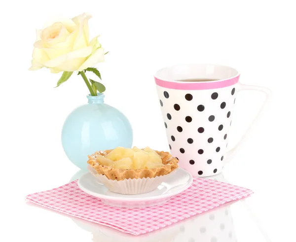 白で隔離される紅茶のカップと甘いケーキ — ストック写真