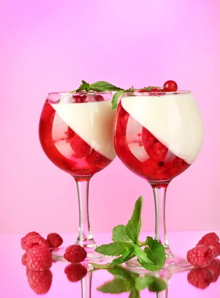 Geleia de frutas com bagas em óculos no fundo rosa — Fotografia de Stock