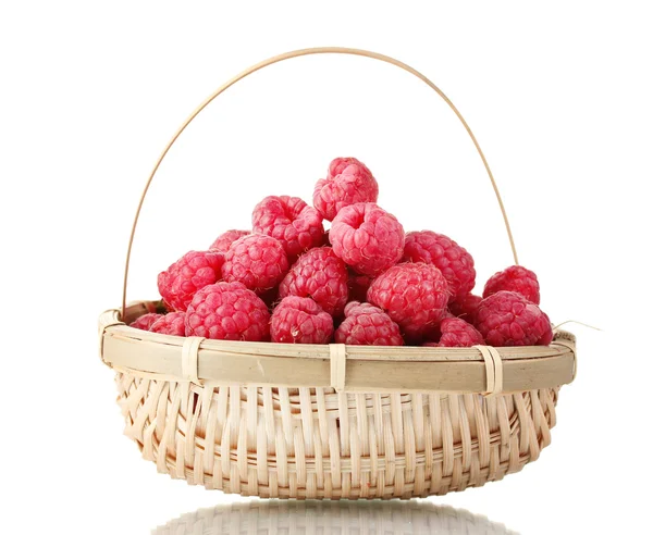 树莓在篮子里上白色隔离 — 图库照片