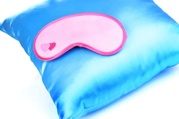 Máscara de dormir no travesseiro isolado no branco — Fotografia de Stock