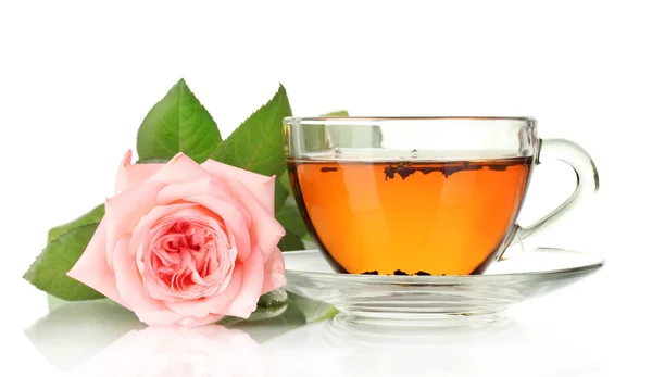 Kopp te med rose isolerad på vit — Stockfoto