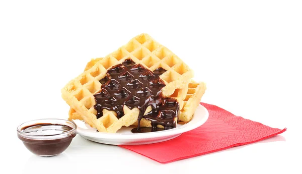 Cialde saporite con cioccolato su piatto isolato su bianco — Foto Stock